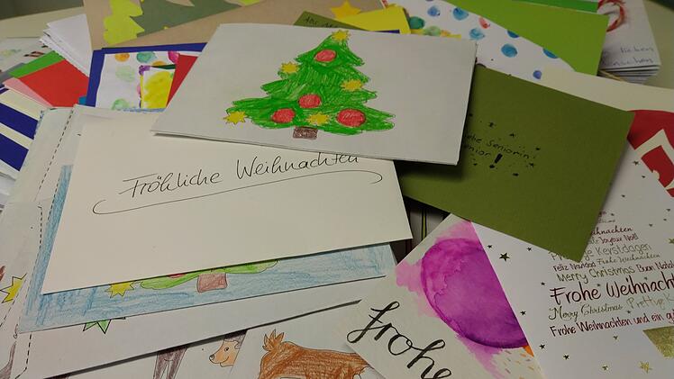 Circa 5000 Weihnachtsgrüße gingen im Landratsamt und in den kreisangehörigen Kommunen für pflegebedürftige Senioren ein.