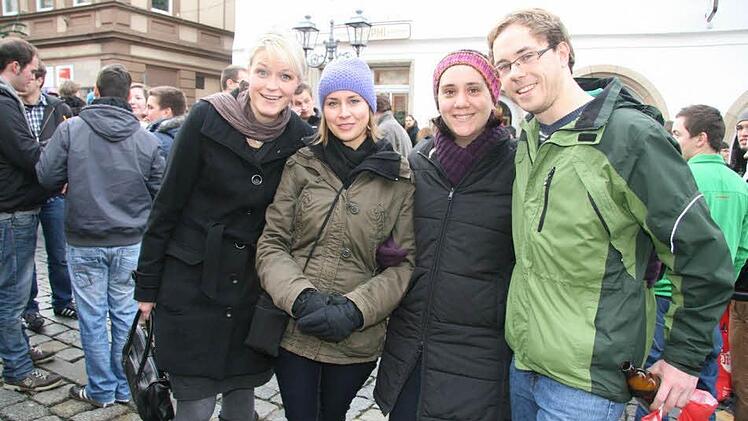 Weihnachten kann erst losgehen, wenn man auf dem Frühschoppen war - da sind sich Simone Pensel, Kathrin Hagen, Johanna Vietze und Frank Müller einig und genießen das bunte Treiben