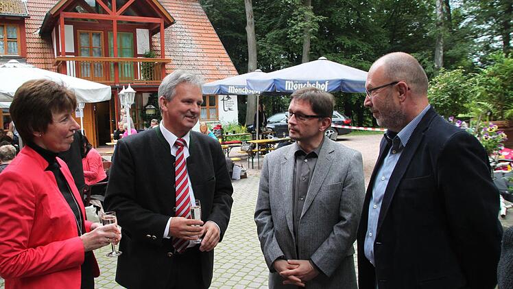 Bürgermeister Werner Diersch (Zweiter von links) mit Gattin, Redaktionsleiter Alexander Müller (Zweiter von rechts) und der stellvertretende Gesamtanzeigenleiter der Zeitungsverlage, Bernd Seidel.