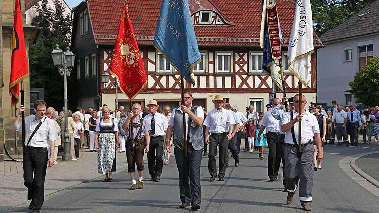 Ein stolzes Bild bietet der Festzug nach dem Gottesdienst.