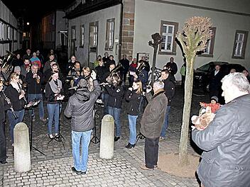 Das Maskottchen, der Lützel Ebern, hat ihm Glück gebracht. Jürgen Hennemann (rechts) wurde vom Blasorchester mit einem Ständchen als neuer Bürgermeister begrüßt. Foto: Ralf Kestel