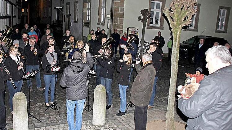 Das Maskottchen, der Lützel Ebern, hat ihm Glück gebracht. Jürgen Hennemann (rechts) wurde vom Blasorchester mit einem Ständchen als neuer Bürgermeister begrüßt. Foto: Ralf Kestel