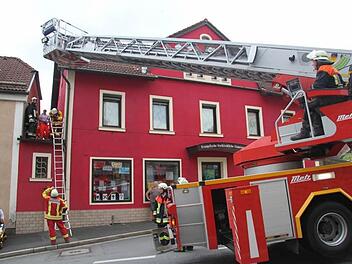 Beim Sturz auf ein Zwischendach in der Kulmbacher Straße zog sich ein 50-Jähriger schwere Verletzungen zu. Fotos: Sonja Adam