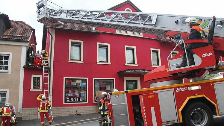 Beim Sturz auf ein Zwischendach in der Kulmbacher Straße zog sich ein 50-Jähriger schwere Verletzungen zu. Fotos: Sonja Adam