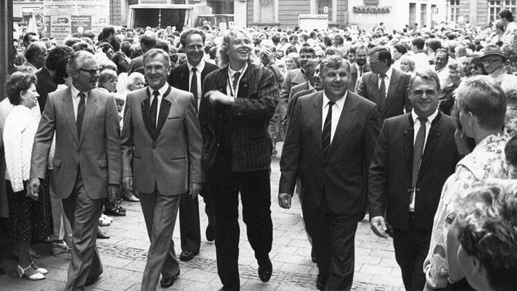 Wie praktisch: Nach Verleihung der Stadtmedaille im Jahr 1987 marschiert Thomas Gottschalk gleich mit den Honoratioren zum Anstich beim legendären Kulmbacher Bierfest. Foto: Bayerische Rundschau