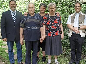 Ihren 50. Hochzeitstag feiern Helmut und Gertrud Manlik (2. v. li. und 2. v. re.) zusammen mit Bürgermeister Gerhard Wunder (li.), Pfarrer Richard Reis (re.) und Nichte Sibille (M.). Foto: Susanne Deuerling