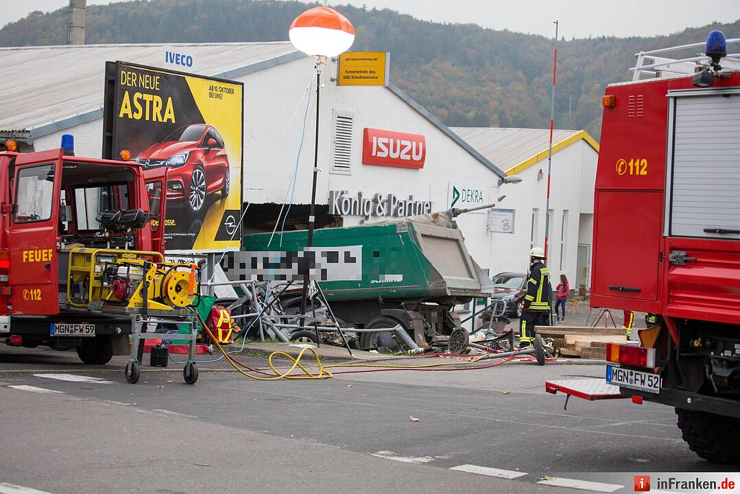 Lkw kracht in Autohaus bei Meiningen - 1 Toter und mehrere Verletzte