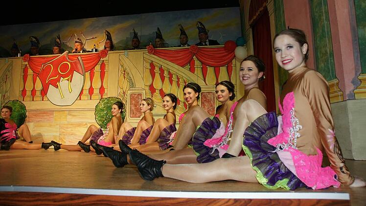 Die Jugendgarde wartet auf ihren gro&szlig;en Auftritt. Foto: Joseph Beck