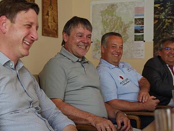 Das Aparthotel bekommt einen neuen Pächter. Darüber freuten sich beim Pressegespräch (unten, von links) Pächter Christoph Wagner, Bürgermeister Gerhard Wunder, Geschäftsleiter Rainer Deuerling und Rechtsanwalt Jürgen Wittmann. Fotos: Marco Meißner