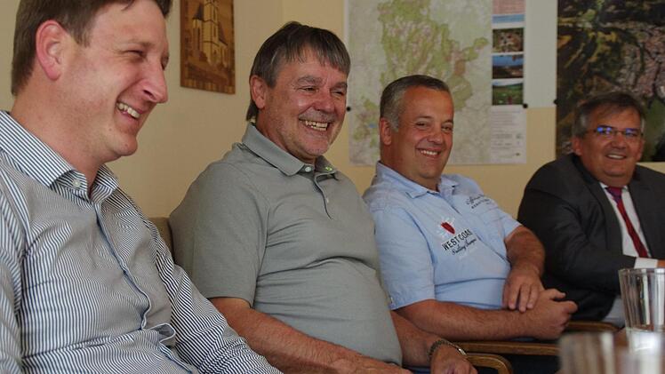 Das Aparthotel bekommt einen neuen Pächter. Darüber freuten sich beim Pressegespräch (unten, von links) Pächter Christoph Wagner, Bürgermeister Gerhard Wunder, Geschäftsleiter Rainer Deuerling und Rechtsanwalt Jürgen Wittmann. Fotos: Marco Meißner