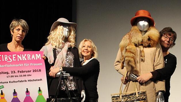 Sie bereiten mit den Kleiderflohmarkt f&uuml;r Frauen in der Fortuna Kulturfabrik vor, von links: Sabine Brinkel, Babsi Cremer und Birgit Neud&ouml;rfer.    Foto: Evi Seeger