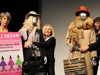 Sie bereiten mit den Kleiderflohmarkt für Frauen in der Fortuna Kulturfabrik vor, von links: Sabine Brinkel, Babsi Cremer und Birgit Neudörfer.    Foto: Evi Seeger