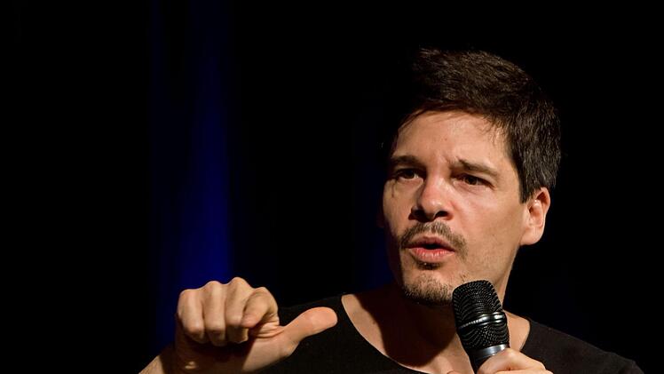 Erheiternder Blick in den Spiegel: Alain Frei gastierte erstmals in Coburg.Foto: Jochen Berger