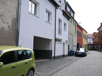 In der Hennebergstraße sind mehrfach Einfahrten entstanden, durch die mehr Parkplätze geschaffen wurden. Solche Arbeiten werden künftig gefördert. Thomas Malz