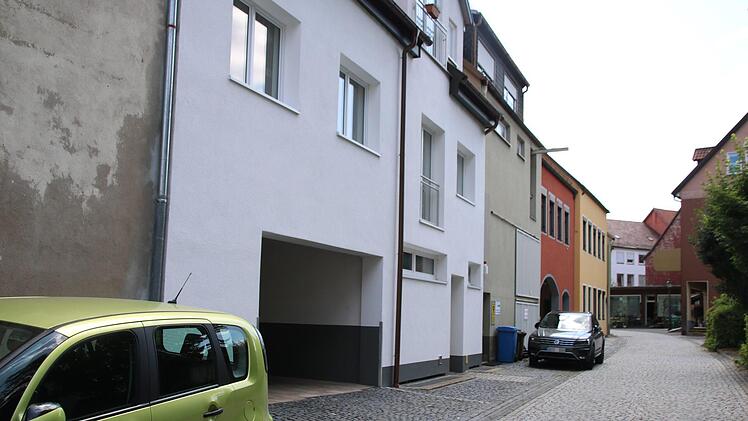 In der Hennebergstraße sind mehrfach Einfahrten entstanden, durch die mehr Parkplätze geschaffen wurden. Solche Arbeiten werden künftig gefördert. Thomas Malz