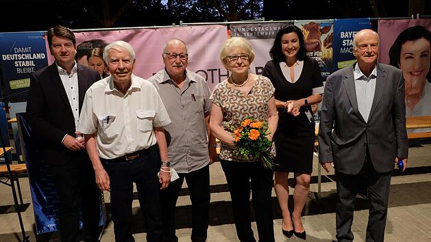 Kreisvorsitzender Sandro Kirchner (links) und MdB Dorothee B&auml;r (2. von rechts) gratulierten (ab 2. von links) Eberhard Gr&auml;f, Rainer Werner, Elisabeth Wende und Walter Gutmann.
