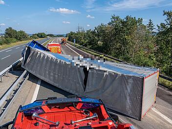 Mit 20 Tonnen Fließen beladen: Laster kippt auf Autobahn um