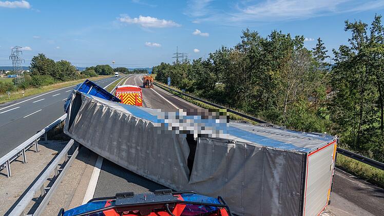 Mit 20 Tonnen Fließen beladen: Laster kippt auf Autobahn um