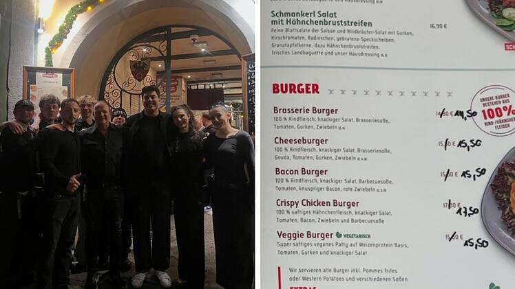 Eine Gruppe steht vor einem Restaurant. Rechts ist ein Men&uuml; mit durchgestrichenen Preisen, darunter handgeschriebene, niedrigere Preise mit Edding.