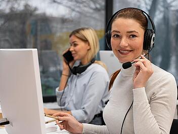 Viele einfache Kundenanfragen im Callcenter werden heute bereits teilweise durch KI-Systeme und Chatbots unterst&uuml;tzt.
