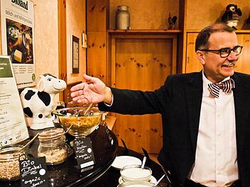 "Tue Gutes und rede darüber, aber nie mit erhobenem Zeigefinger", sagt Hotelier Klaus Förtsch mit Blick auf seine diversen Zertifikate, die er inzwiswchen gut sichtbar in den Gasträumen aufstellt. Fotos: Pauline Lindner