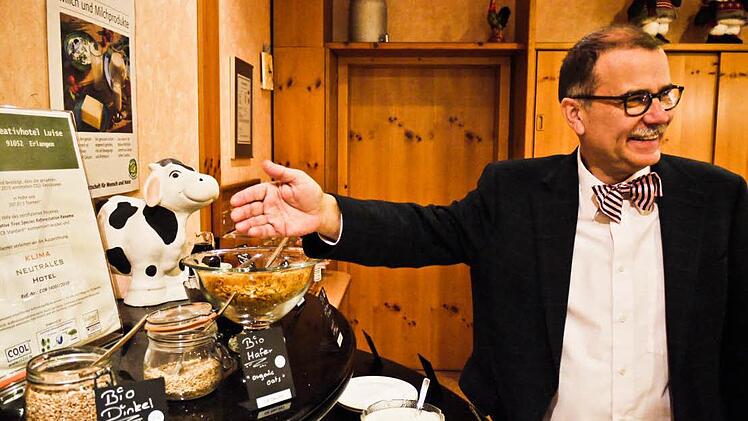 "Tue Gutes und rede darüber, aber nie mit erhobenem Zeigefinger", sagt Hotelier Klaus Förtsch mit Blick auf seine diversen Zertifikate, die er inzwiswchen gut sichtbar in den Gasträumen aufstellt. Fotos: Pauline Lindner