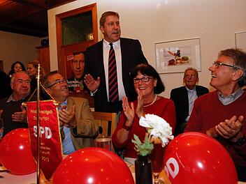 Strullendorfs Bürgermeister Andreas Schwarz wird auf seiner Wahlparty gefeiert. Fotos: Matthias Hoch