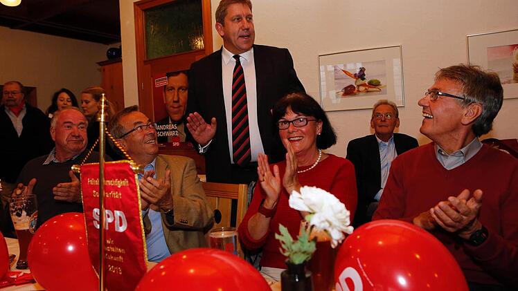 Strullendorfs Bürgermeister Andreas Schwarz wird auf seiner Wahlparty gefeiert. Fotos: Matthias Hoch