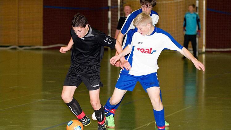 SG Haig - TSV Weißenbrunn: Durch eine Körpertäuschung lässt der Haiger (links) seinen Gegenspieler ins Leere laufen. Fotos: Heinrich Weiß