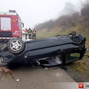 Pkw überschlägt sich auf der A71 - Zwei Personen schwer verletzt