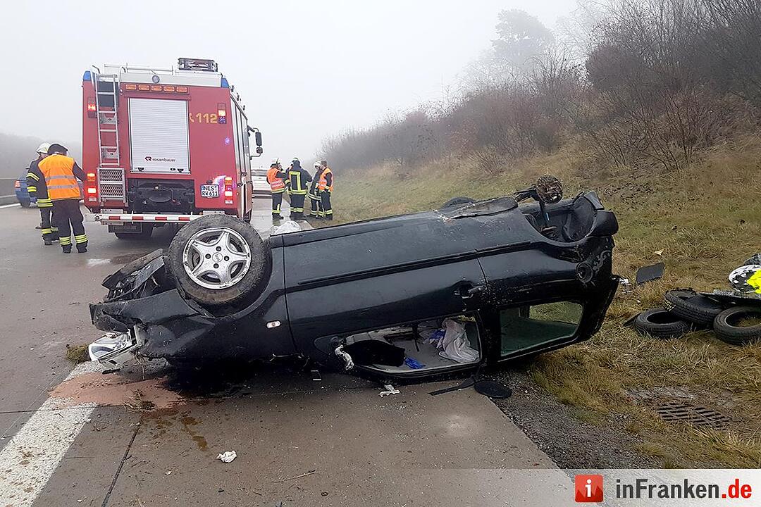 Pkw überschlägt sich auf der A71 - Zwei Personen schwer verletzt