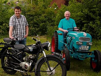 Christian Dietz nimmt mit seinem 1952 gebauten UT-Zweitakt-Motorrad am Oldtimertreffen teil. Rechts daneben Ist Toni Büttner auf seinem alten Eicher-Bulldog zu sehen. Foto: Hartmut Klamm