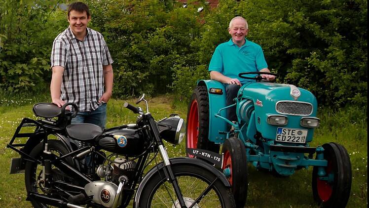 Christian Dietz nimmt mit seinem 1952 gebauten UT-Zweitakt-Motorrad am Oldtimertreffen teil. Rechts daneben Ist Toni Büttner auf seinem alten Eicher-Bulldog zu sehen. Foto: Hartmut Klamm