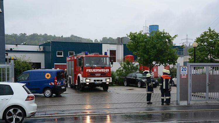Großeinsatz in Kulmbach: Auf einem Firmengelände sorgten am Donnerstagmorgen zu heiße Metallstangen für Aufsehen. Fotos: Dagmar Besand