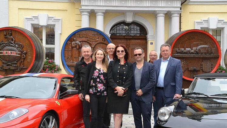 Sie hoffen auf gutes Wetter und freuen sich auf zahlreiche Besucher bei der Italienischen Nacht: v.l. Wolfgang Isert, Katja Schaffner, Helmut V&ouml;lkl, Anka und Ermanno Lubiato, Walter Schaller, OB Henry Schramm. Foto: Uschi Prawitz