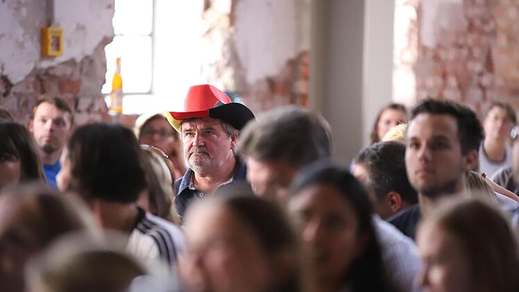 Von der frühen Anstoßzeit ließen sich die Zuschauer nicht abschrecken. Sie sorgten erneut für eine "volle Hütte" in der Kühnlenzpassage. Foto: Marian Hamacher