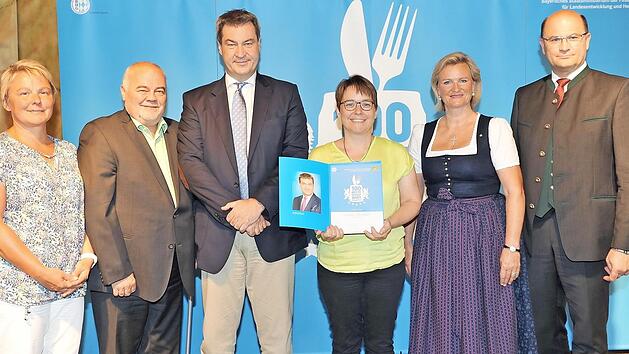 Bei der Auszeichnung in M&uuml;nchen, von links: Zweite B&uuml;rgermeisterin Regina Bruckmann, Theo Link, Ministerpr&auml;sident Markus S&ouml;der, Petra Link, Angela Inselkammer, Pr&auml;sidentin des Hotel- und Gastst&auml;ttenverbands, und Albert F&uuml;racker, Finanz-und Heimatminister  Foto: privat
