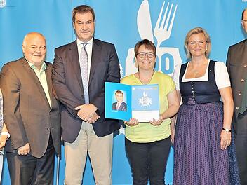 Bei der Auszeichnung in München, von links: Zweite Bürgermeisterin Regina Bruckmann, Theo Link, Ministerpräsident Markus Söder, Petra Link, Angela Inselkammer, Präsidentin des Hotel- und Gaststättenverbands, und Albert Füracker, Finanz-und Heimatminister  Foto: privat