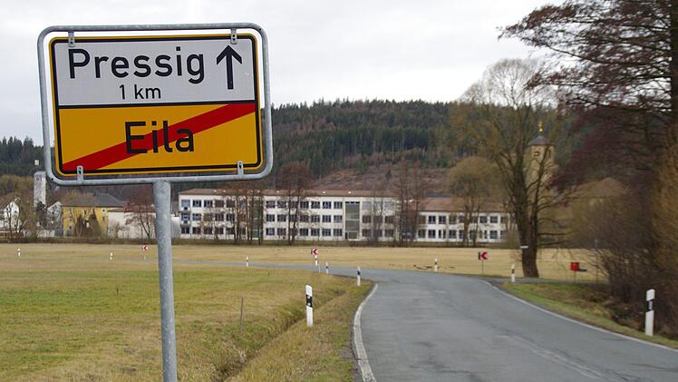 Nicht nur für Schüler ist es ein kurzer, aber gefährlicher Fußmarsch von Eila nach Pressig. Für 1,1 Millionen Euro soll nun nicht nur eine neue Ortsdurchfahrt entstehen, sondern in diesem Zusammenhang auch endlich ein Gehweg entlang der KC 3. Foto: Archiv/Marco Meißner