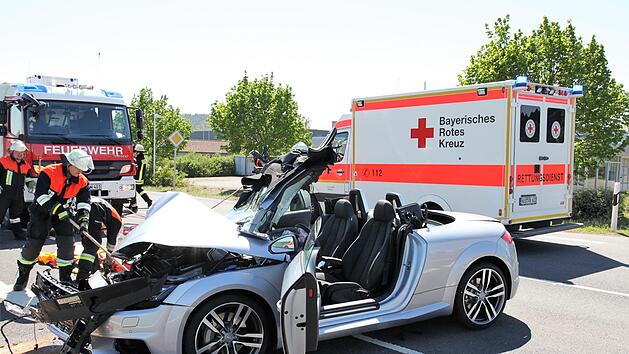 Zwei Menschen sind bei einem schweren Verkehrsunfall am Dienstagnachmittag auf der Bundesstra&szlig;e 279 bei Ebern schwer verletzt worden. Fotos: Michael Will