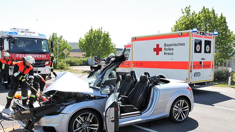 Zwei Menschen sind bei einem schweren Verkehrsunfall am Dienstagnachmittag auf der Bundesstraße 279 bei Ebern schwer verletzt worden. Fotos: Michael Will