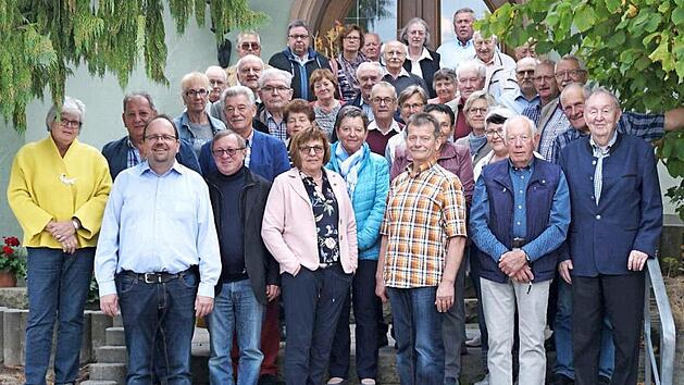 Holger Heller (vorne links) und Karl-Heinz Schalk (rechts) mit den ehemaligen Feuerwehrführungskräften des Bezirks Mittelfranken Foto: Sänger