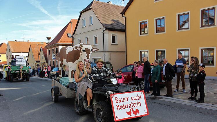 "Bauer sucht Frau" - oder Moderatorin - war ein viel beachtetes Thema beim Kerwasumzug in Wachenroth.   Foto: Evi Seeger