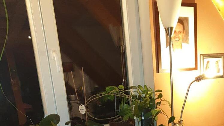 Zwei der Kinder genießen endlich die Wärme  am Heizkörper (an der Wand   ein Erinnerungsbild an den verstorbenen Vater). Foto:  Carmen Vogel