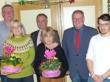 Unser Bild zeigt (von links) Vorsitzenden Harald Wenig vom Gartenbau- und Verschönerungsverein, Sabine Limmer, Kreisvorsitzenden Günter Reif, Christa Kiesel, Bürgermeister Volker Schmiechen und stellvertretenden Vorsitzenden Elias Ramming. Foto: Werner Oetter