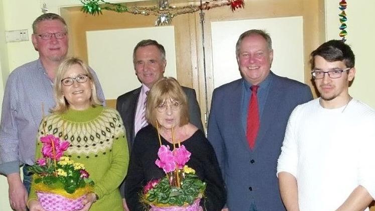 Unser Bild zeigt (von links) Vorsitzenden Harald Wenig vom Gartenbau- und Verschönerungsverein, Sabine Limmer, Kreisvorsitzenden Günter Reif, Christa Kiesel, Bürgermeister Volker Schmiechen und stellvertretenden Vorsitzenden Elias Ramming. Foto: Werner Oetter