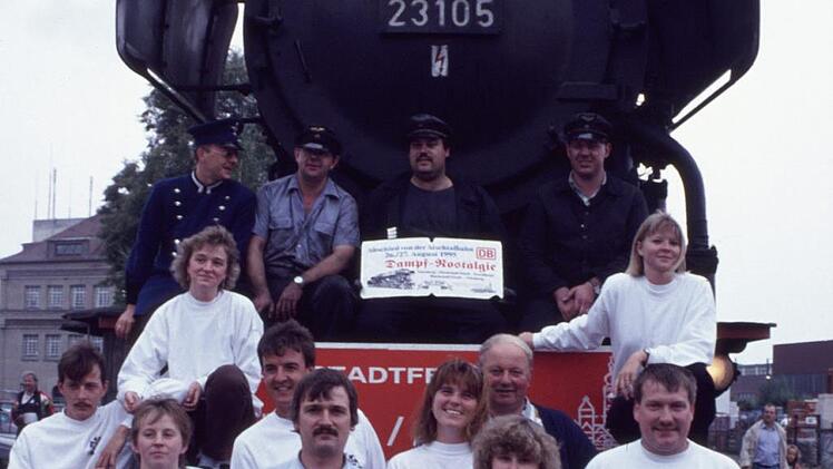 Vor der Lokomotive posieren in weißem T-Shirt die Mitglieder des Dart-Clubs. Ganz oben die drei Lokführer in schwarz, in der Mitte Frank Riegler mit Zuglaufschild, dazwischen die Schaffner und der Lotse    Foto: privat