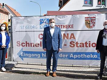 Das Schnelltestzentrum in Igensdorf befindet sich direkt an der Bundesstraße, Anita Kawala (in der Apotheke angestellt), Bürgermeister Edmund Ulm und Apotheker Klaus Meier (v. l.) freuen sich bei der Eröffnung.
