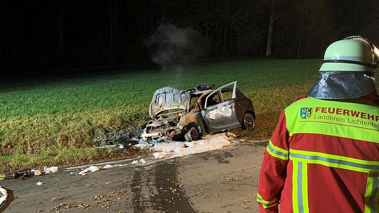 Landkreis Lichtenfels: Ein Schwerverletzter (20) nach Autounfall - Wagen prallt gegen Baum und fängt Feuer