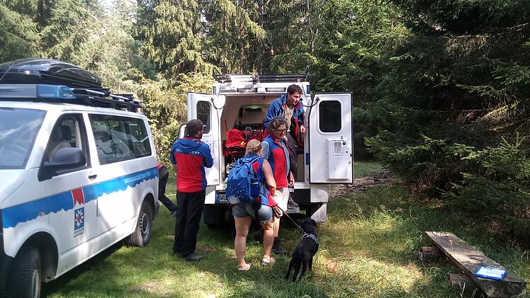 Wei&szlig;enstadt: Bergwacht muss Wanderin vom Rudolfstein retten - "ung&uuml;nstige Alarmzeit"